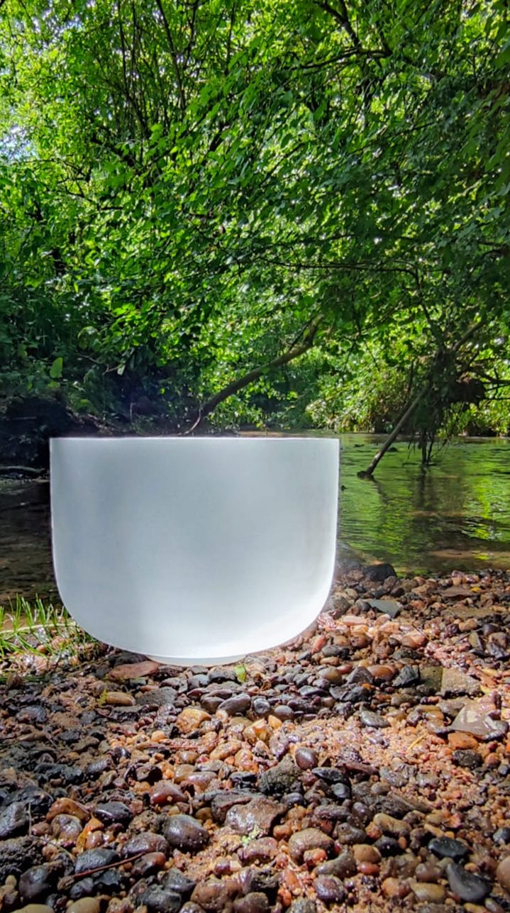 L’Alliance des Bols en Cristal et des Lectures Akashiques : Quand le Son Active la Mémoire&nbsp;Subtile